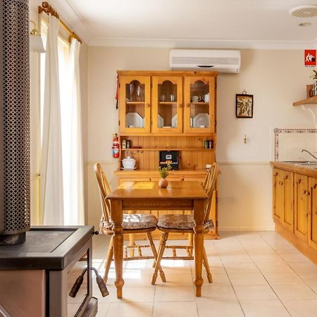 Honeysuckle Cottages Stanthorpe Oda fotoğraf